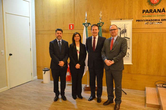Paulo Rosso, Leila Cuéllar, o palestrante e Eroulths Cortiano Junior - Foto: Divulgação