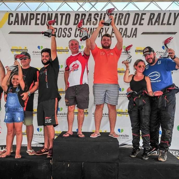Marcelo e Luciani Maronezi no pódio do Brasileiro de Rally Cross Country em MG - Foto: Divulgação