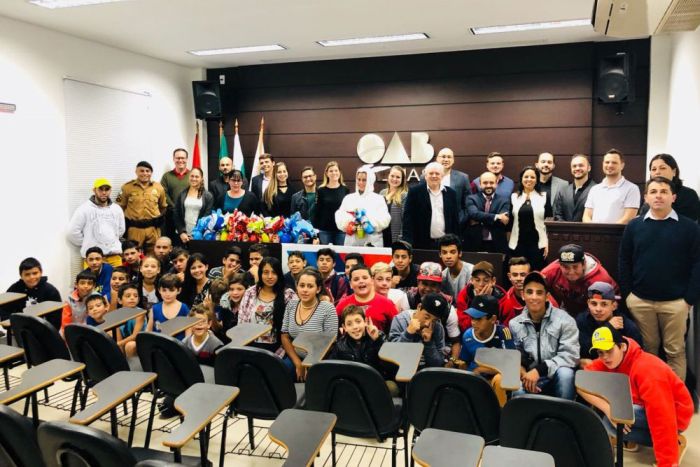 A entrega de doces e chocolates às crianças foi realizada nas instituições e na sede da OAB Palmas - foto: Divulgação