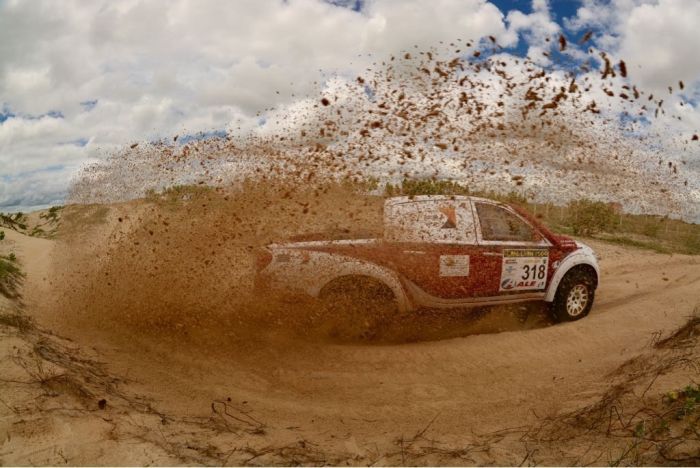 Objetivo da dupla paranaense é preparar o carro para o Rally dos Sertões - Foto: Sanderson Pereira Objetivo da dupla paranaense é preparar o carro para o Rally dos Sertões - Foto: Sanderson Pereira