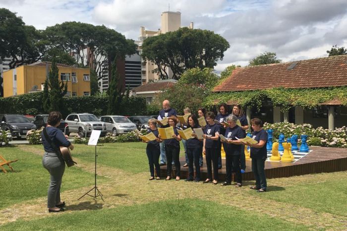 O Coral da Tea Time, que só canta em inglês, fez sua primeira apresentação no ano passado - Foto: Divulgação