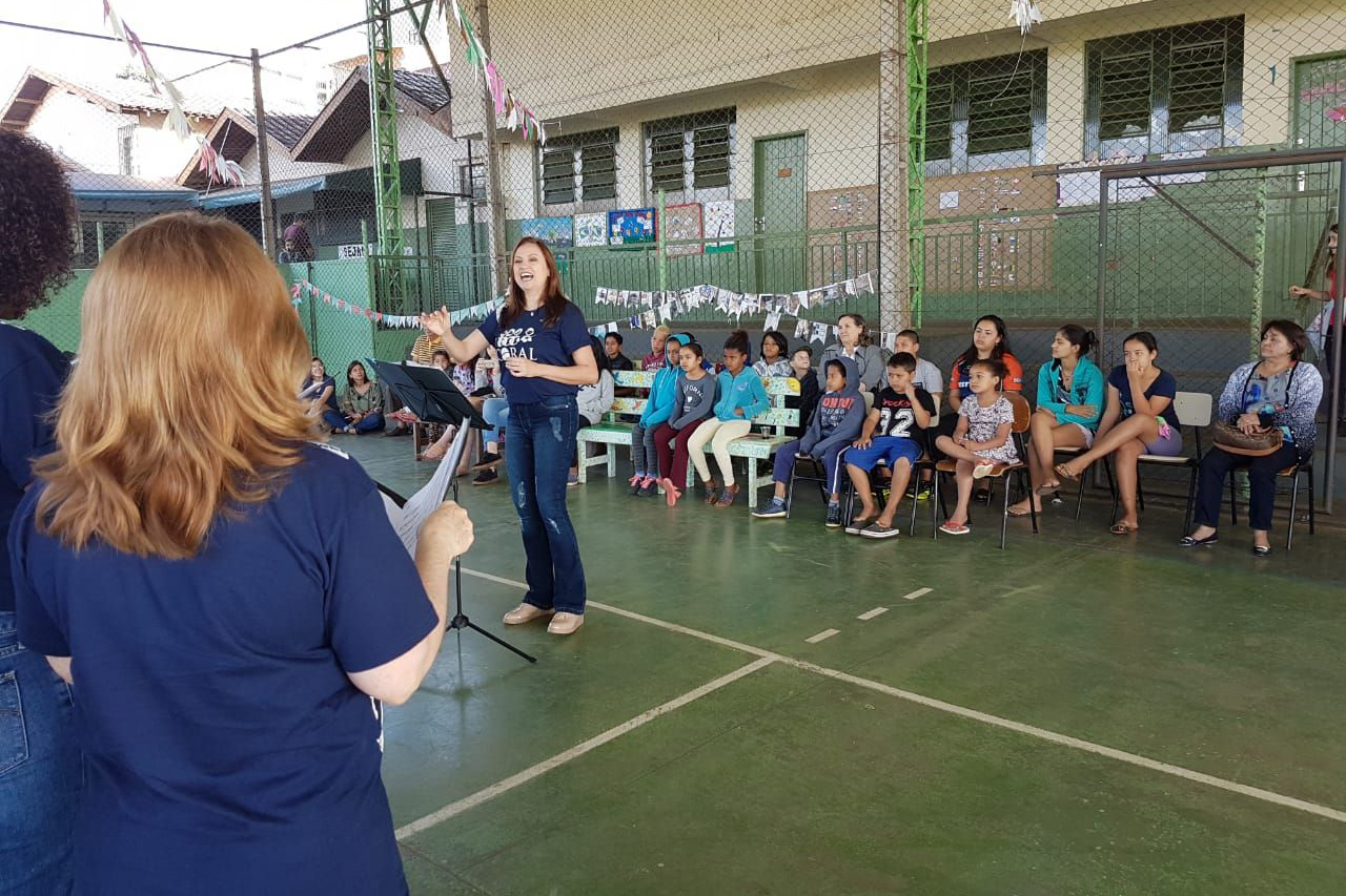 Coralistas levaram música a carinho a crianças carentes assistidas pelo Centro de Convivência Pestalozzi - Foto: Divulgação Coralistas levaram música a carinho a crianças carentes assistidas pelo Centro de Convivência Pestalozzi - Foto: Divulgação