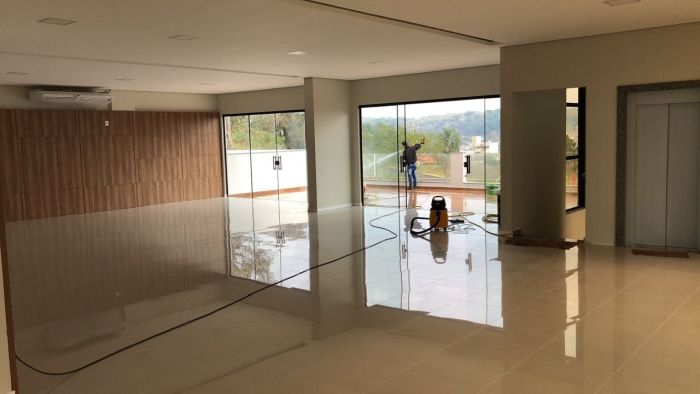Salão do Espaço de Convivência de Francisco Beltrão recebe últimos retoques antes dos móveis - Foto: Divulgação