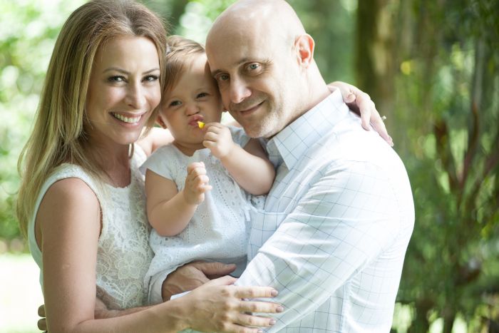 Daniel Ferreira com a esposa Ana Paula Pellegrinello e a filha Martina: busca de uma escola que proporcione o desenvolvimento humano aliado ao conhecimento - Foto: Divulgação / Arquivo Pessoal