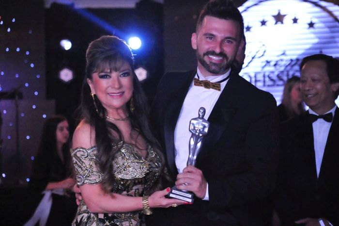 Yumi Okamura com o empresário Gleidson Silvério, um dos homenageados de 2017 - Foto: Luciano Damas