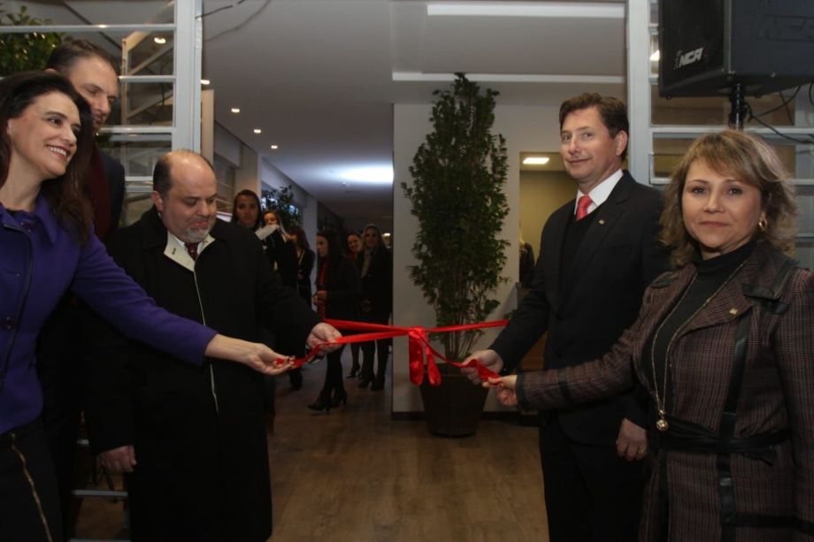 Daniela Ballão Ernlund  inaugurou com a diretoria da Seccional e da Subseção a sede da OAB em Colombo - Foto: OAB Colombo