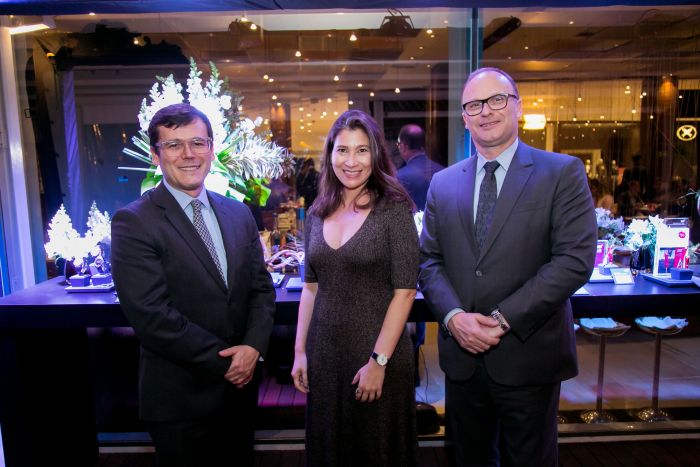 Luciano Araújo, Juliana Pereira e Eroulths Cortiano Junior, presidente da APEP - Foto: Kelly Knevels