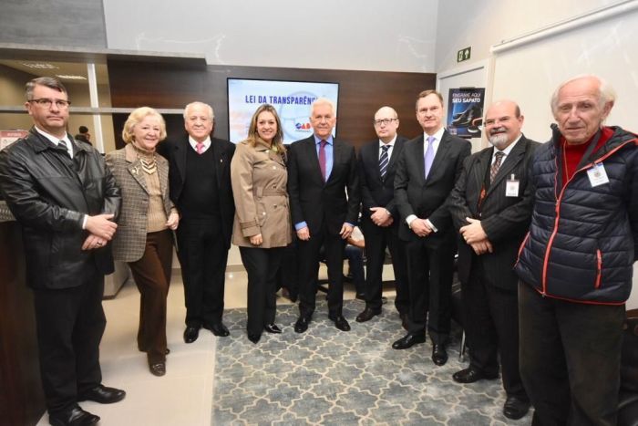 Diretora da CAA/PR entregou homenagem para ABRACRIM - Foto: Divulgação