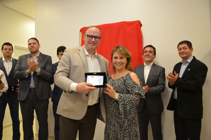 Vice-presidente da CAA/PR, Daniela Ballão homenageou Eroulths Cortiano Junior - Foto: OAB Foz do Iguaçu