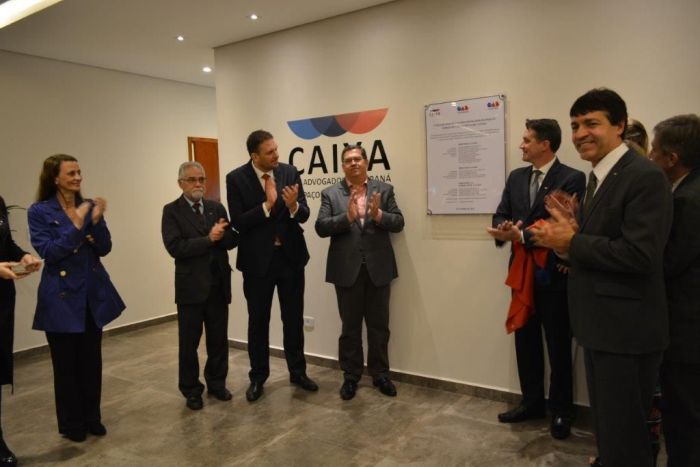 O diretor da CAA/PR, Fernando Deneka, que geriu a execução da obra, descerrando a placa de inauguração - Foto: OAB Castro