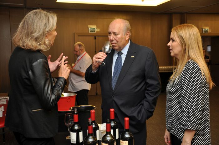 Luiz Celso Branco durante a degustação de vinho - Foto: Divulgação