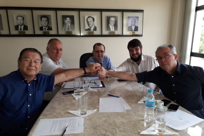 Reunião que originou o G5. Orlando Kubo, presidente da ABIH-PR; João Jacob Mehl, presidente do SEHA; Antonio Azevedo, presidente da ABAV-PR; Rodrigo Sepulcri Rosalem, diretor de Planejamento e Gestão da Fecomércio-PR e Luciano Bartolomeu, diretor Executivo da Abrasel-PR - Foto: Divulgação