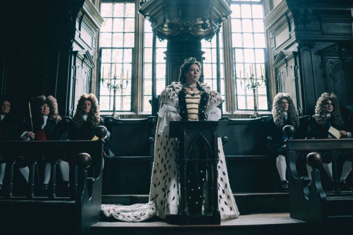 Olivia Colman como Rainha Ana ganha a estatueta de Melhor Atriz - Foto: Divulgação/ Adoro Cinema
