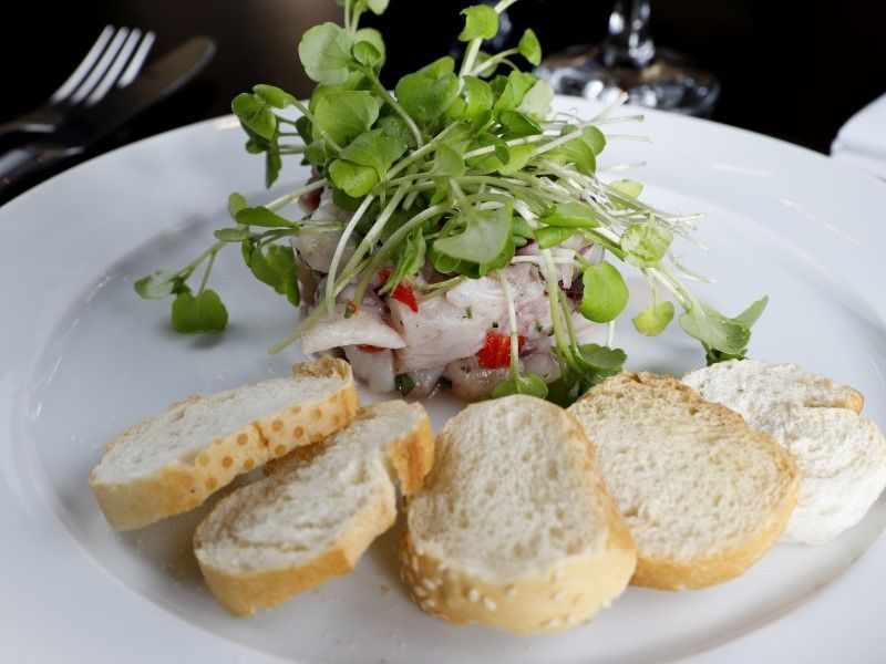 Ceviche de peixe branco é uma das opções de entrada no almoço do Full Jazz Bar - Foto: Divulgação Ceviche de peixe branco é uma das opções de entrada no almoço do Full Jazz Bar - Foto: Divulgação