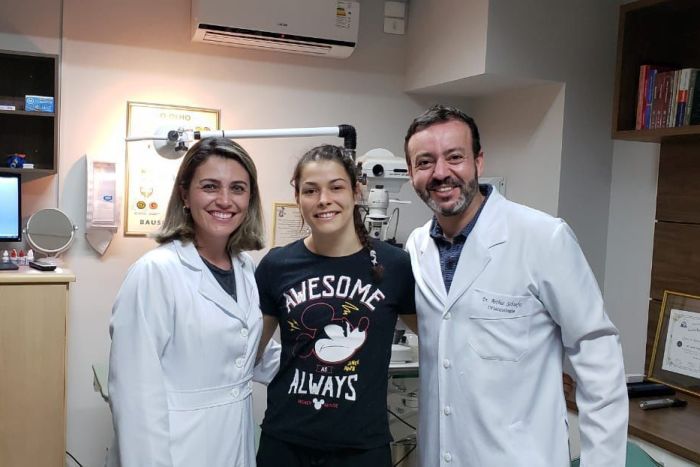 A atleta Melissa Gatto com os profissionais da Clínica Schaefer - Foto: Divulgação