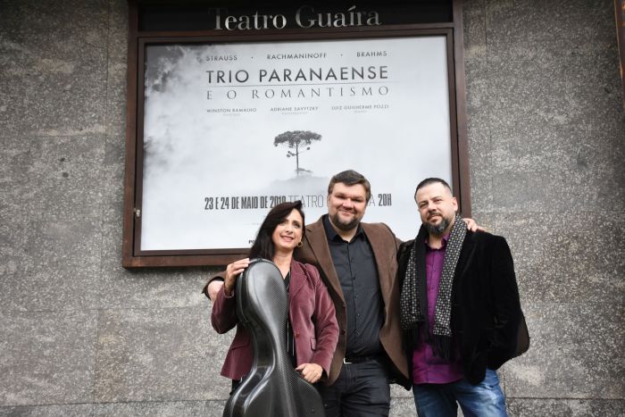 Guairinha recebe o romantismo do trio. Foto:Bebel Ritzmann