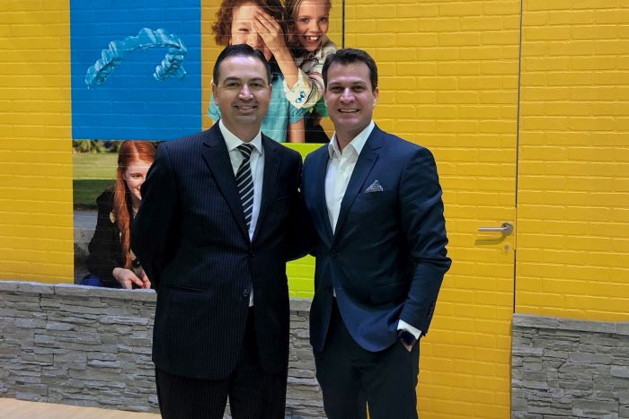 Alexandre Moro com Leandro Viceli, gerente geral da Align (Invisalign) no Brasil - Foto: Divulgação Alexandre Moro com Leandro Viceli, gerente geral da Align (Invisalign) no Brasil - Foto: Divulgação