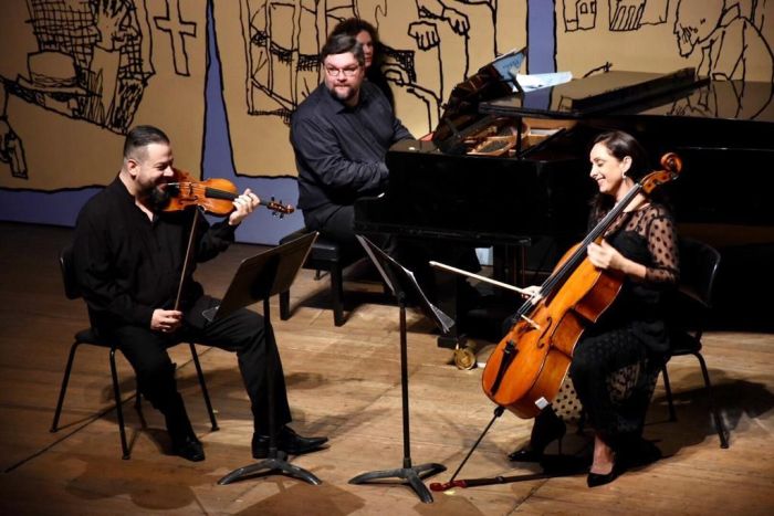 Piano, violino e violoncelo tocam sonatas e obras clássicas - Foto: Bebel Ritzmann Piano, violino e violoncelo tocam sonatas e obras clássicas - Foto: Bebel Ritzmann