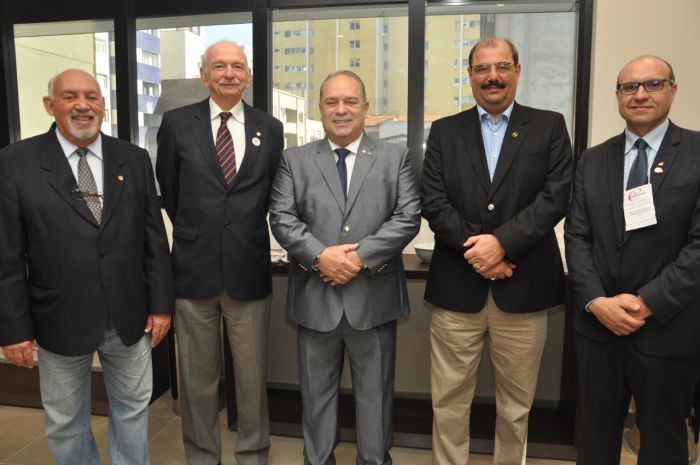 Vice-presidente do CONFEF, João Batista Andreotti Gomes Tojal, presidente do CONFEF, Jorge Steinhilber, presidente do CREF9/PR, Antonio Eduardo Branco, presidente do Conselho Nacional de Educação (CNE), Luiz Roberto Liza Curi e o presidente da Comissão de Ensino Superior do Cref9/PR, Erivelton Fontana Laat - Foto: Letícia Ferrarini
