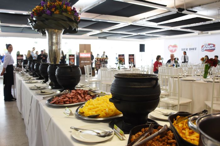 A Risoada chega, neste ano, à sua 12ª edição. O tradicional evento beneficente em prol do Complexo Pequeno Príncipe alia um dos principais pratos da culinária brasileira, a feijoada, com o melhor do humor. O acontecimento será realizado sábado, dia 03 de agosto, no Salão de Eventos do Museu Oscar Niemeyer - Foto: Divulgação A Risoada chega, neste ano, à sua 12ª edição. O tradicional evento beneficente em prol do Complexo Pequeno Príncipe alia um dos principais pratos da culinária brasileira, a feijoada, com o melhor do humor. O acontecimento será realizado sábado, dia 03 de agosto, no Salão de Eventos do Museu Oscar Niemeyer - Foto: Divulgação