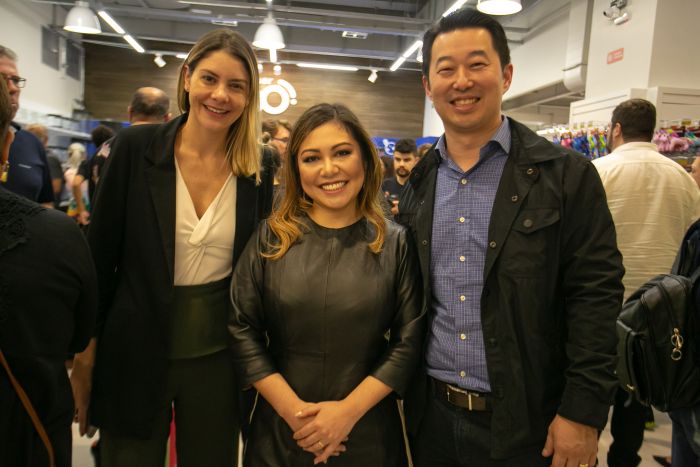 Patrícia Maeoka (ao centro), recebe a gerente de marketing do Shopping Curitiba, Manuella Cordeiro Lopes, e o superintendente, Luciano Koiti Abe, para o coquetel de inauguração da nova loja - Foto : Ebraim Martini 