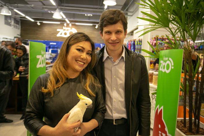 Patrícia Maeoka e o marido, Eduardo Aisengart Accioly, celebram a inauguração do HiperZoo Shopping Curitiba, com a mascote da loja, Chloe - Foto: Ebraim Martini 