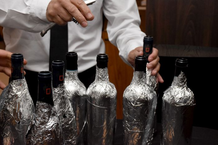Degustação de vinhos às cegas envolveu e divertiu os participantes - Foto: Bebel Ritzmann Degustação de vinhos às cegas envolveu e divertiu os participantes - Foto: Bebel Ritzmann