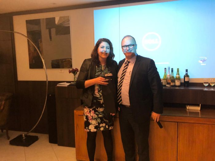 Eroulths Cortiano Junior e Carolina Kummer Trevisan, contemplada com um vinho - Foto: Bebel Ritzmann Eroulths Cortiano Junior e Carolina Kummer Trevisan, contemplada com um vinho - Foto: Bebel Ritzmann