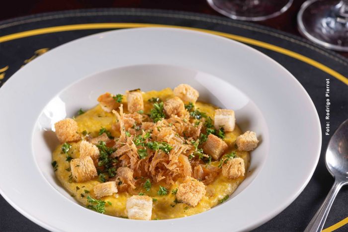 Yellow Cream, sopa cremosa de milho com crispy de frango e croutons - Fotos: Rodrigo Pierrot Yellow Cream, sopa cremosa de milho com crispy de frango e croutons - Fotos: Rodrigo Pierrot