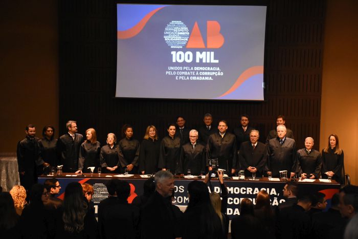 A secretária-geral adjunta da CAA/PR integrou a mesa de solenidade de compromisso coletivo na OAB Paraná - Foto: Divulgação A secretária-geral adjunta da CAA/PR integrou a mesa de solenidade de compromisso coletivo na OAB Paraná - Foto: Divulgação