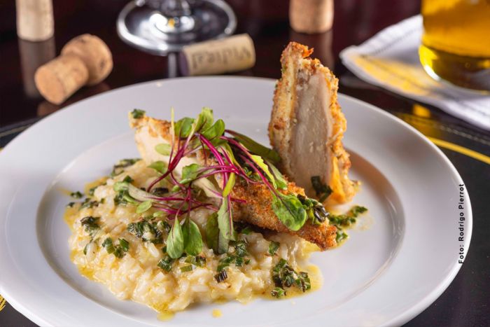 Frango com crosta de ervas, risoto de parmesão e molho de vinho branco - Foto: Rodrigo Pierrot