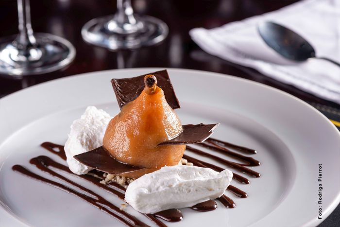 Pera cozida no vinho e especiarias com calda de chocolate e chantilly - Foto: Rodrigo Pierrot