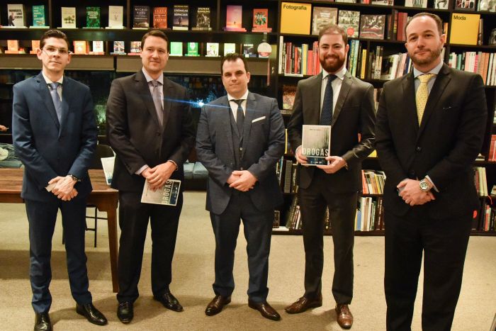 André Pontarolli com advogados no lançamento do livro - Foto: Divulgação André Pontarolli com advogados no lançamento do livro - Foto: Divulgação