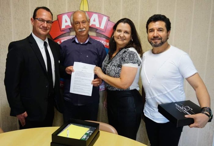 Alexandre Gardolinski, gerente comercial de graduação; Coronel Altair Mariot, presidente da AMAI; Melissa Diaz, diretora acadêmica de graduação da Faculdade Inspirar; e Sargento Dario Junior, coordenador de comunicação da AMAI - Foto: Divulgação AMAI