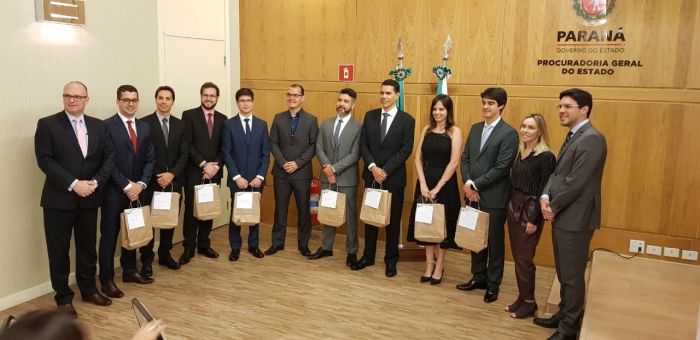 O presidente da APEP, Eroulths Cortiano Junior, e o vice Fernando Alcântara acompanharam a solenidade na sede da PGE-PR - Foto: Divulgação O presidente da APEP, Eroulths Cortiano Junior, e o vice Fernando Alcântara acompanharam a solenidade na sede da PGE-PR - Foto: Divulgação