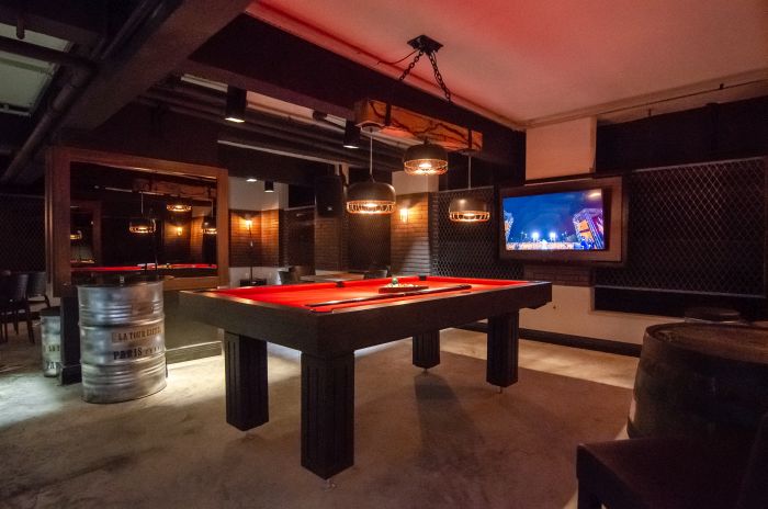 O Basement, área com mesa de sinuca e televisão. Espaço dedicado ao relaxamento e interação dos clientes da YouDO - Foto: Lucas Ferreira O Basement, área com mesa de sinuca e televisão. Espaço dedicado ao relaxamento e interação dos clientes da YouDO - Foto: Lucas Ferreira