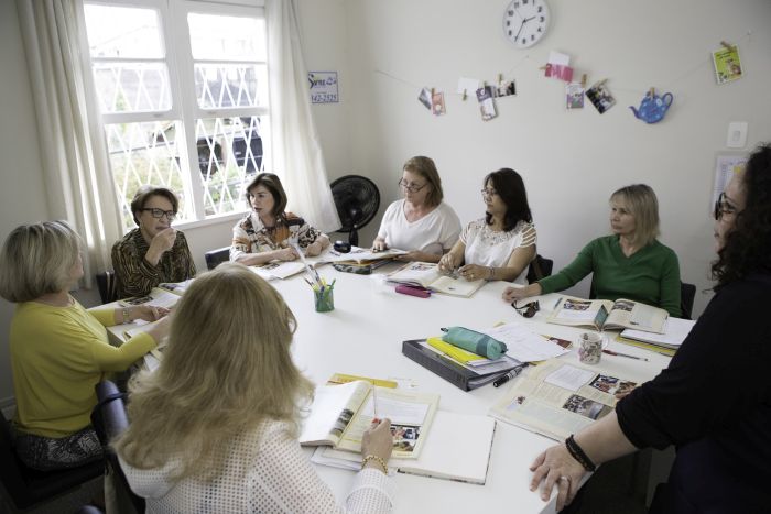 Aulas na Tea Time – Inglês para Maiores de 50 anos, em Curitiba. Foto: Guilherme Pupo Aulas na Tea Time – Inglês para Maiores de 50 anos, em Curitiba. Foto: Guilherme Pupo