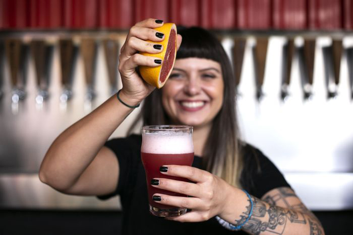 Marina Milani é beer sommelier no We Are Bastards Pub - Foto: Carol Costa Marina Milani é beer sommelier no We Are Bastards Pub - Foto: Carol Costa