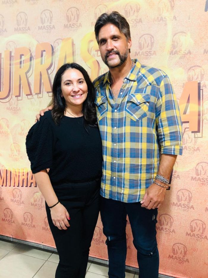Kely Souza, diretora do grupo KF e o cantor Léo ChavesFoto: Divulgação Kely Souza, diretora do grupo KF e o cantor Léo ChavesFoto: Divulgação