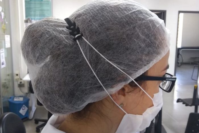 Extensor ajuda a aliviar a dor e o desconforto causado pelas longas horas de uso de máscaras por profissionais de saúde - Foto: Divulgação