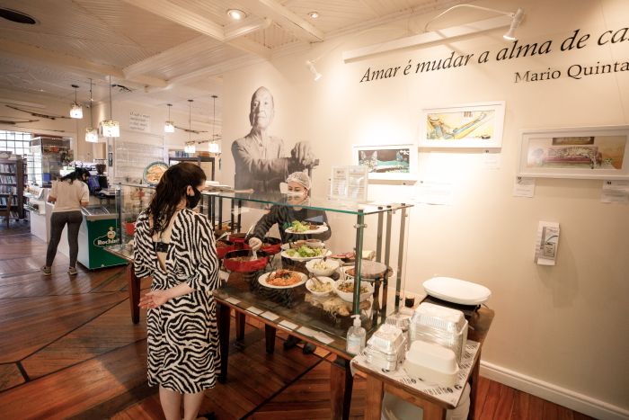 No restaurante Quintana Gastronomia, em Curitiba, os processos de higiene e manipulação de alimentos foram reforçados para garantir a segurança de clientes e colaboradores - Foto: Ale Carnieri No restaurante Quintana Gastronomia, em Curitiba, os processos de higiene e manipulação de alimentos foram reforçados para garantir a segurança de clientes e colaboradores - Foto: Ale Carnieri