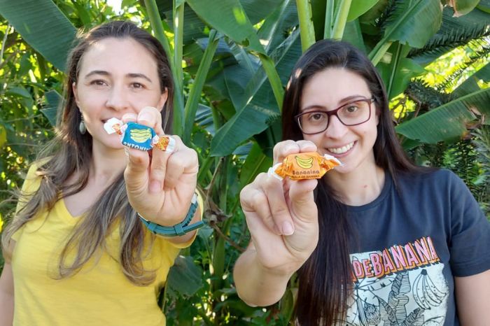 As empresárias Rafaela Takasaki Correa, da Antonina, e Bárbara Krenk, da Bananina, comemoram a obtenção do registro de IG. Crédito da foto: Divulgação As empresárias Rafaela Takasaki Correa, da Antonina, e Bárbara Krenk, da Bananina, comemoram a obtenção do registro de IG. Crédito da foto: Divulgação