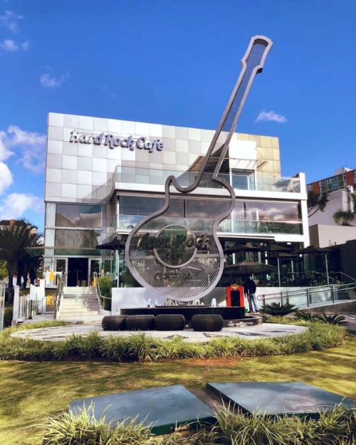 A guitarra gigante de 13 metros do Hard Rock Cafe Curitiba Nay Klym A guitarra gigante de 13 metros do Hard Rock Cafe Curitiba Nay Klym