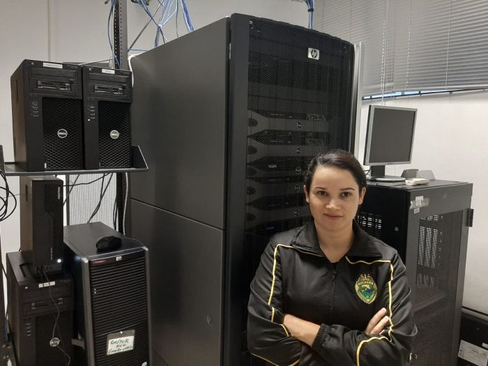 A mestranda Leila Fabiola no Datacenter da PM de Curitiba - Foto: Arquivo pessoal A mestranda Leila Fabiola no Datacenter da PM de Curitiba - Foto: Arquivo pessoal