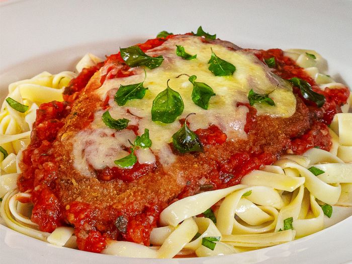 The Classic Parmegiana Chicken do Hard Rock Cafe Curitiba - Foto: Divulgação The Classic Parmegiana Chicken do Hard Rock Cafe Curitiba - Foto: Divulgação