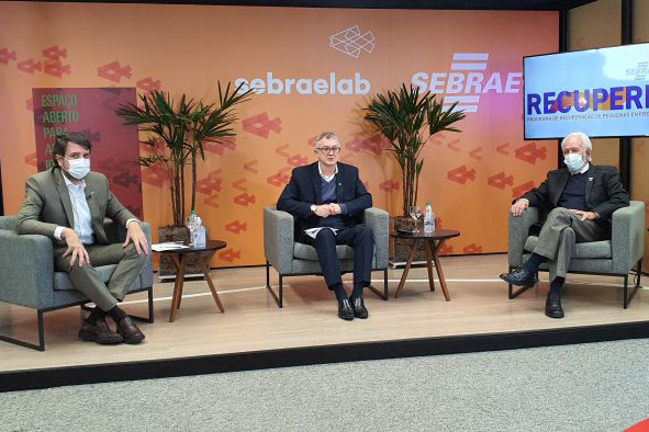 Participaram da live de lançamento o presidente do Conselho Deliberativo do Sebrae/PR, Fernando Moraes, o diretor-superintendente do Sebrae/PR, Vitor Tioqueta, e o presidente da Fecomércio PR, Darci Piana - Foto: Adriano Oltramari Participaram da live de lançamento o presidente do Conselho Deliberativo do Sebrae/PR, Fernando Moraes, o diretor-superintendente do Sebrae/PR, Vitor Tioqueta, e o presidente da Fecomércio PR, Darci Piana - Foto: Adriano Oltramari