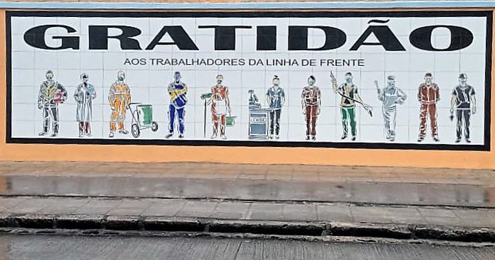 Painel foi instalado na sexta-feira (25), próximo ao endereço da ACGB / Vida Urbana na Avenida Marechal Floriano Peixoto: homenagem ao motoboy, à médica, ao frentista, ao gari e à policial militar, entre outros - Foto: Divulgado