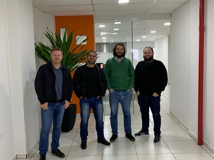 A Smartcon, de Pato Branco, tem como sócios Fabiano Picolotto, Juliano Chiapin, Lucio Paulo Nunes Junior, Rafael Mocelin e ainda Bruno Freitas que não está na foto - Foto: Divulgação