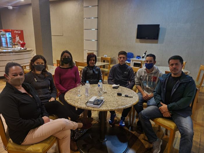 Atletas estiveram reunidos com dirigentes da Cavali Atletismo, clube que apóia seis corredores profissionais ponta-grossenses - Foto: Divulgação Atletas estiveram reunidos com dirigentes da Cavali Atletismo, clube que apóia seis corredores profissionais ponta-grossenses - Foto: Divulgação