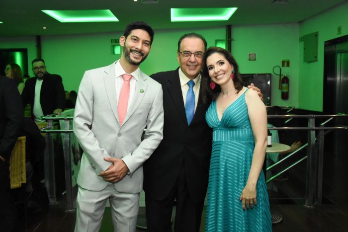 Biomédico Roberto Figueiredo, conhecido como ‘Doutor Bactéria’ prestigiou jantar promovido pelo CRBM6 em homenagem à categoria. Na foto ele aparece com o presidente do CRBM6, Thiago Massuda, e com a vice-presidente, Daiane Camacho - Foto: Divulgação Biomédico Roberto Figueiredo, conhecido como ‘Doutor Bactéria’ prestigiou jantar promovido pelo CRBM6 em homenagem à categoria. Na foto ele aparece com o presidente do CRBM6, Thiago Massuda, e com a vice-presidente, Daiane Camacho - Foto: Divulgação